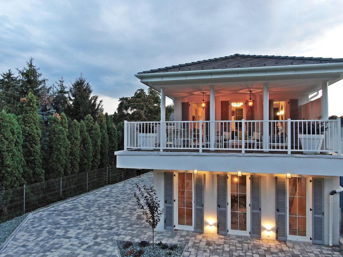 The Doors Luxury Apartment Mosonmagyaróvár Exteriör bild